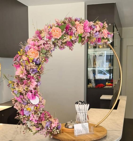 handgemaakte krans op voet